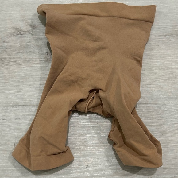 SKIMS Seamless Sculpt Mid Thigh Short - Picture 2 of 3